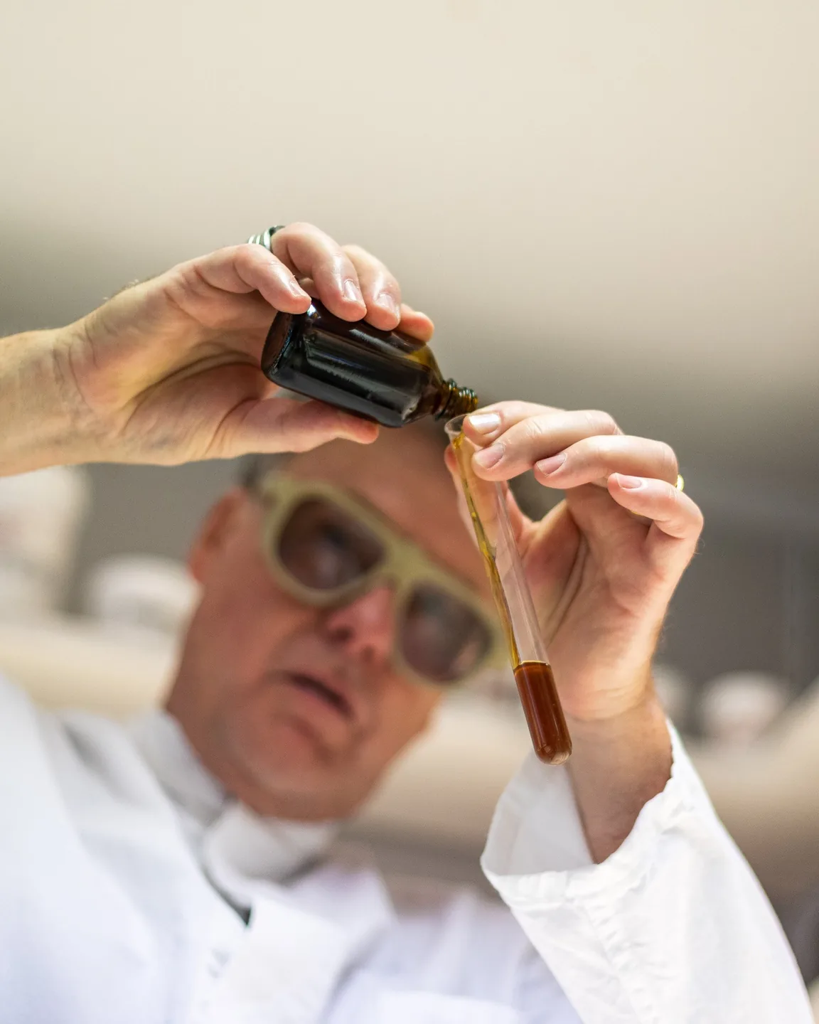 Ralph Olesinski bei der Arbeit in der Rezeptur