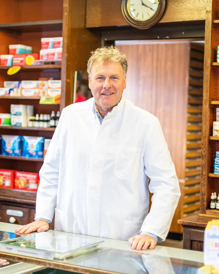 Apotheker Ralph Olesinski in seiner Apotheke